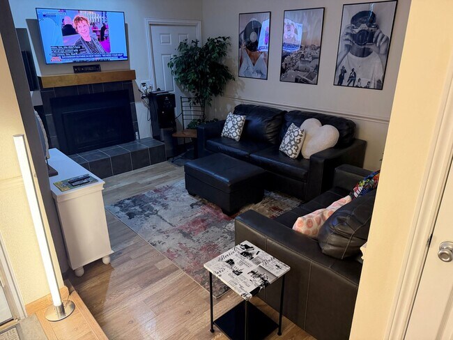 Foto del edificio - Fully Furnished Townhome in Gunbarrel with Two Bedroom, Two and a half bathroom