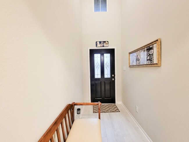 Foto del edificio - This stunning 2-year-old house with 4 beds, 3 baths, and an attached 2-car garage, it offers ampl...