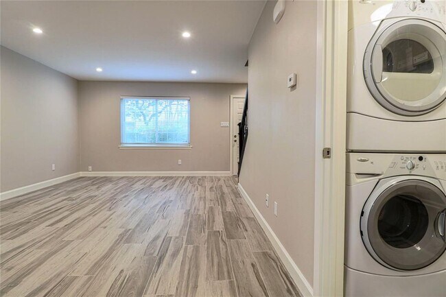 Foto del edificio - 2744 Briarhurst Dr