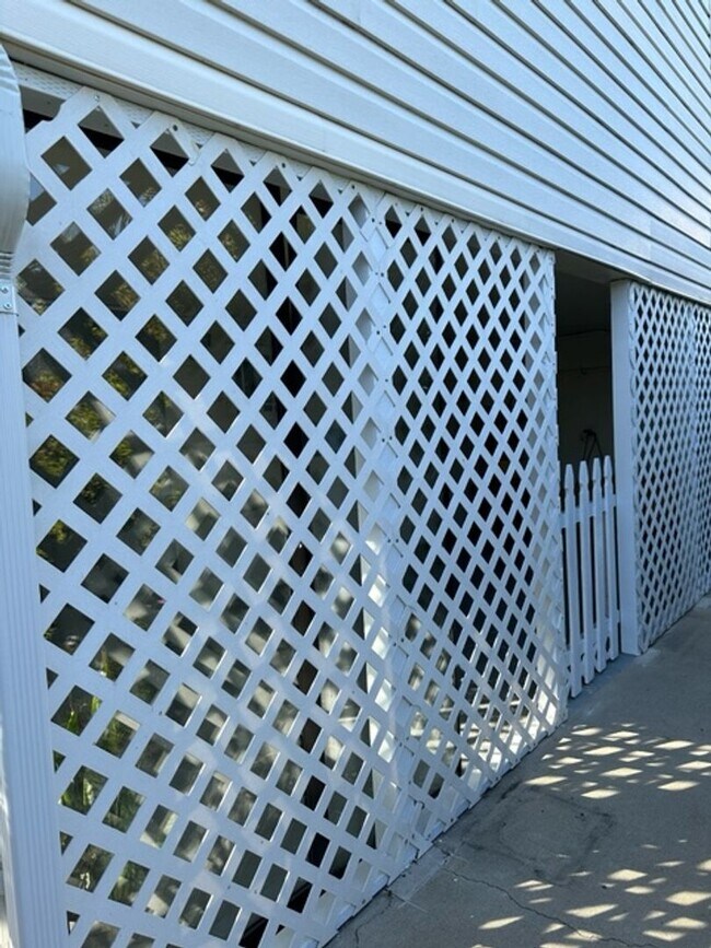 Building Photo - Cute Oceanside Studio with utilities inclu...