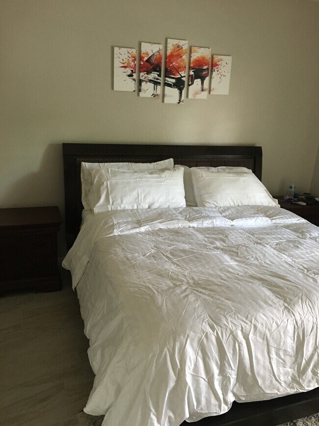 Master bedroom. - 8720 Red Rio Dr