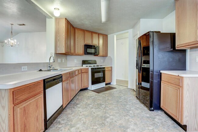 Building Photo - 2207 Heatherwood Dr