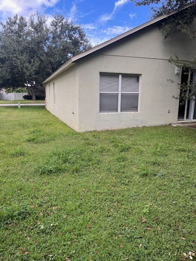 Building Photo - 3 Bedroom 2 Bath