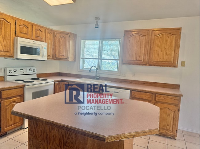 Building Photo - Beautiful 4 bed 2 1/2 bath - 3 car garage
