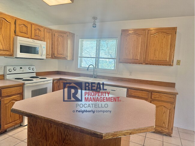 Foto del edificio - Beautiful 4 bed 2 1/2 bath - 3 car garage
