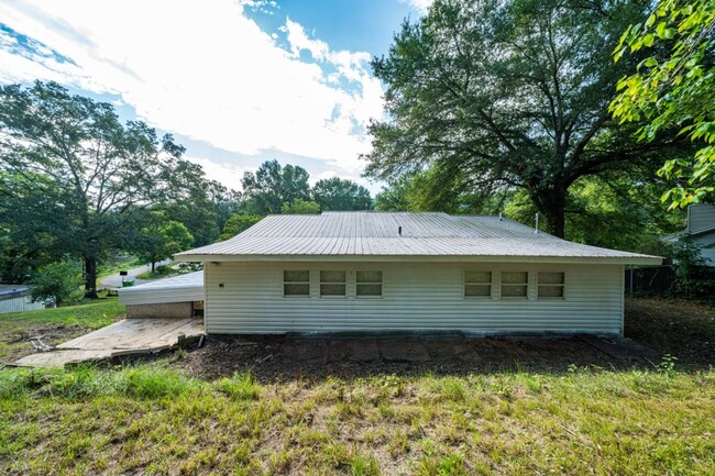 Building Photo - Newly Renovated 4BR Home- Move in Ready!