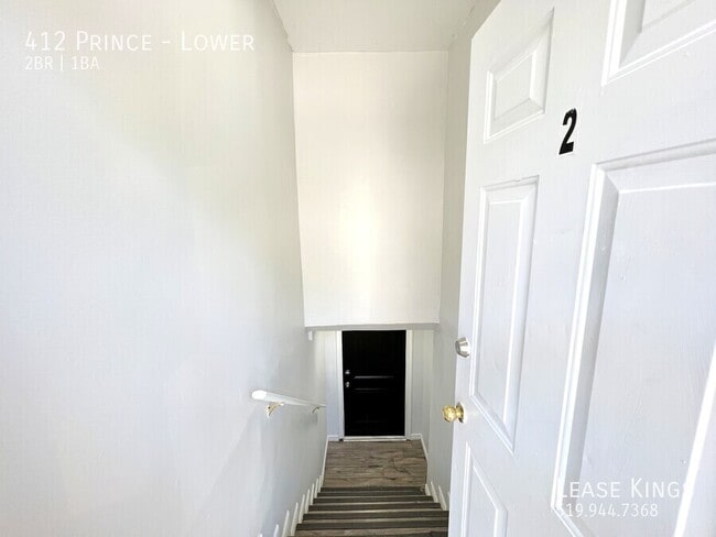 Building Photo - 2 Bed 1 Bath Lower Unit Close to Universit...