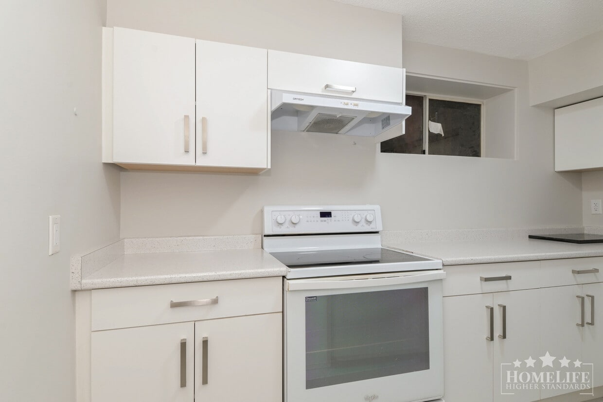 Primary Photo - Spacious 3-Bedroom + Den Basement for Rent...