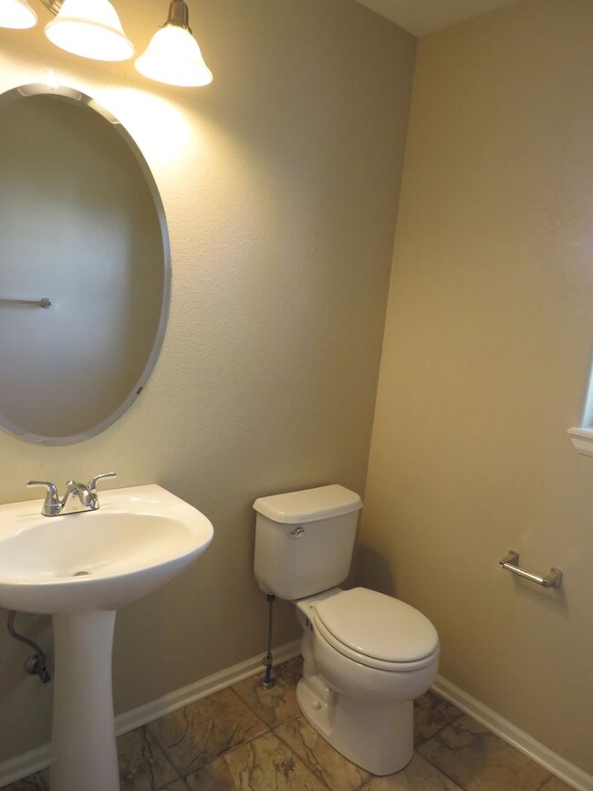 Building Photo - Great 3-Bedroom Townhome