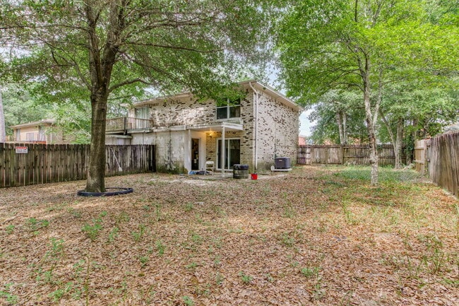 Building Photo - Desirable townhouse centerally located.