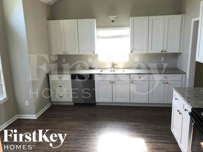 Building Photo - 1611 Cooper Dr