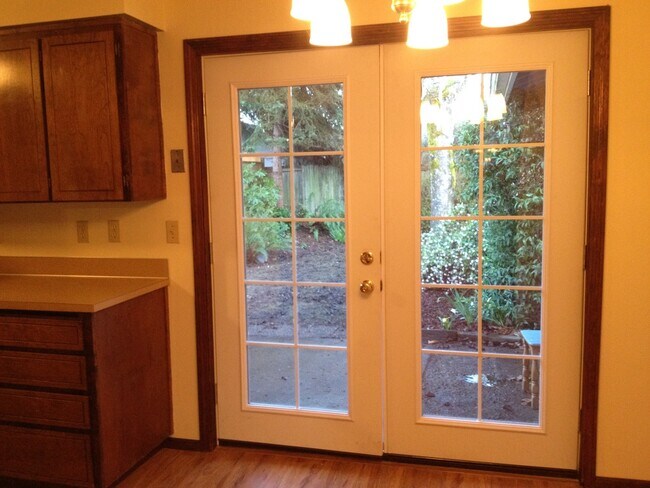 Building Photo - 1843 SE Crystal Cir