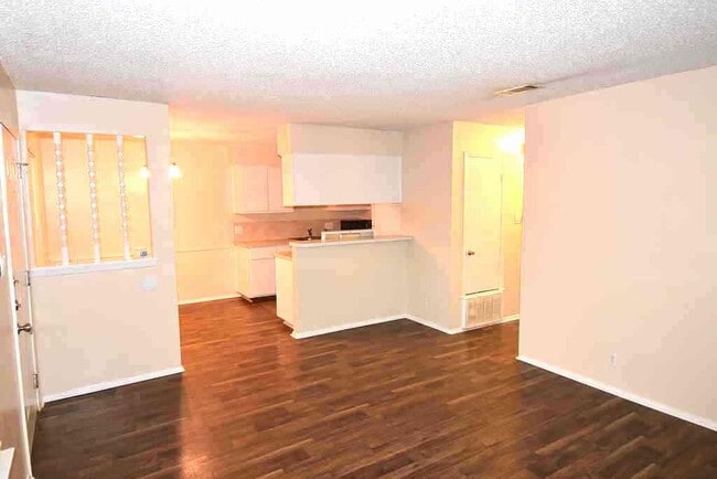 Building Photo - 3321 Dolphin Dr