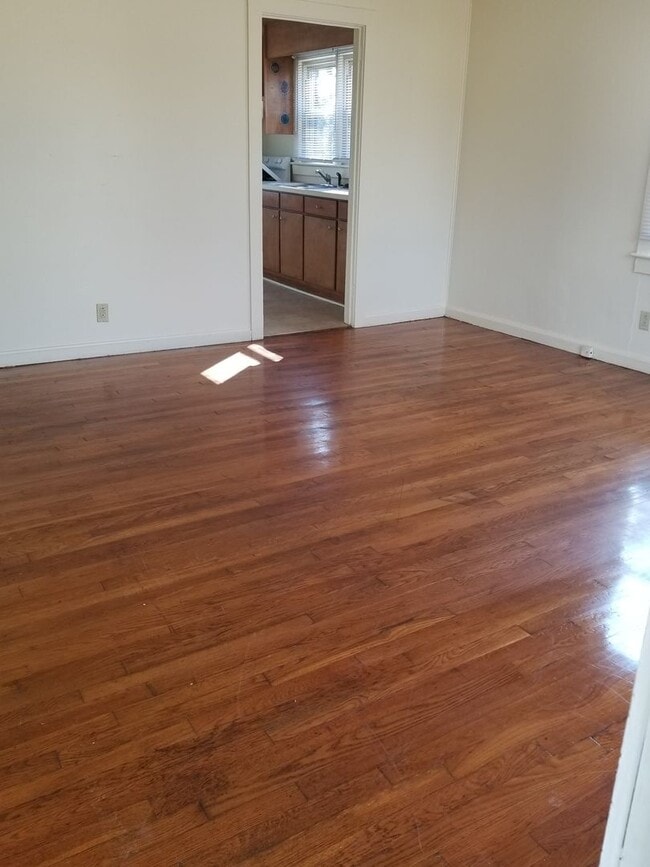 Building Photo - 3- Bedroom & 1- Bath