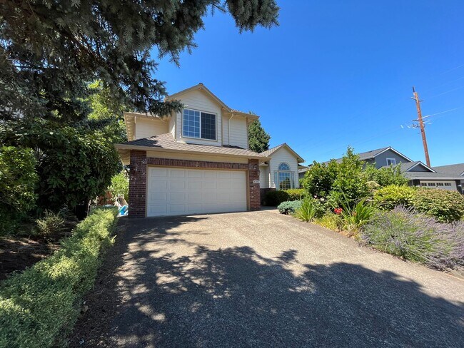 Foto del edificio - Beautiful 4Bd + 3Ba in Portland!! Offers Beautiful Outdoor Views and Great Gardening Backyards!!