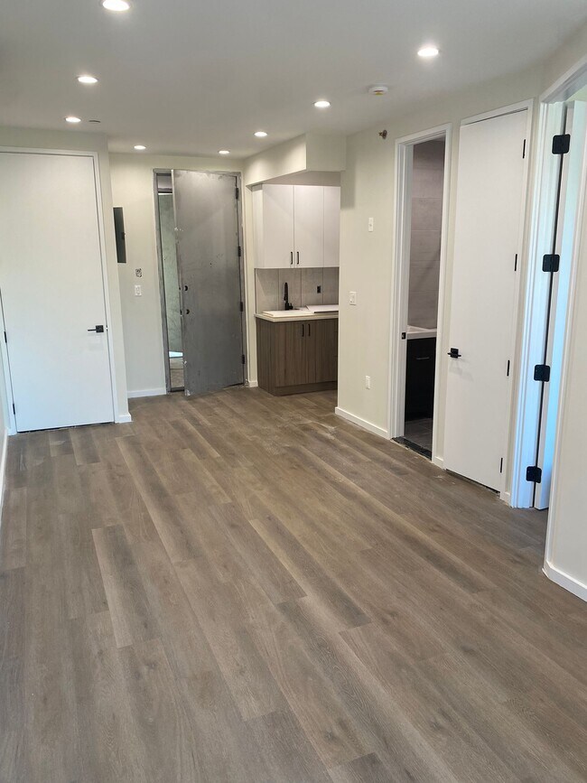 Building Photo - 977 E 34th St