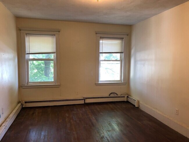 Building Photo - 35 Tudor St