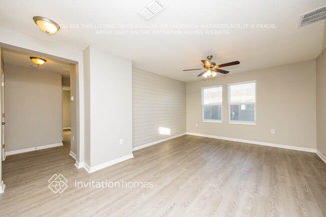 Foto del edificio - 10619 Laguna Plains Dr