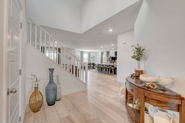 Foto del edificio - Modern Comfort Meets Stunning Mountain Views