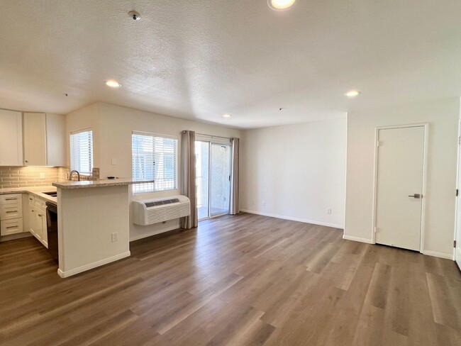 Building Photo - Upgraded 2 Bedroom 2 Bath Condo with Lots ...