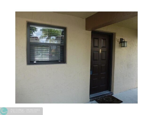 Foto del edificio - 21895 Lake Forest Cir