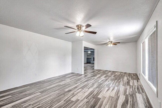 Foto del edificio - 1300 Bonham Ave