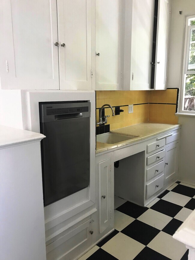 Kitchen - 630 N Plymouth Blvd