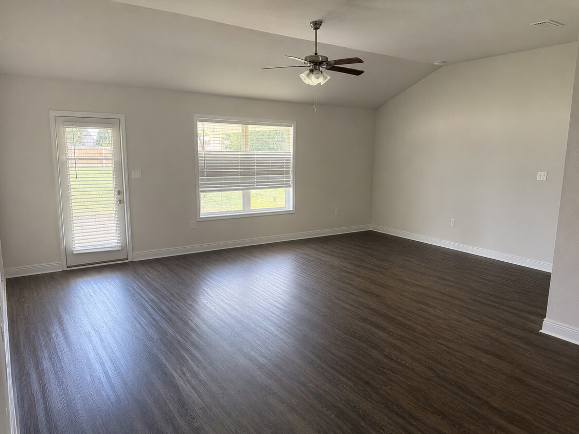 Foto del edificio - 23257 Ridgewood Dr