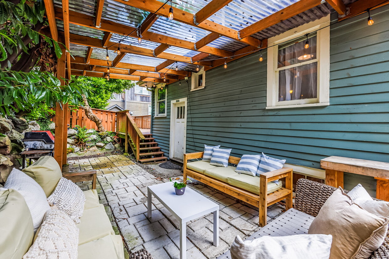 Covered outdoor patio - 1207 Aurora Ave N