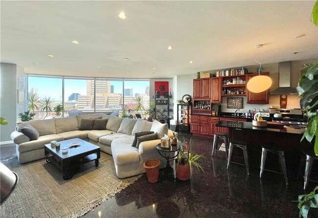 Building Photo - 701 W Lakeside Ave