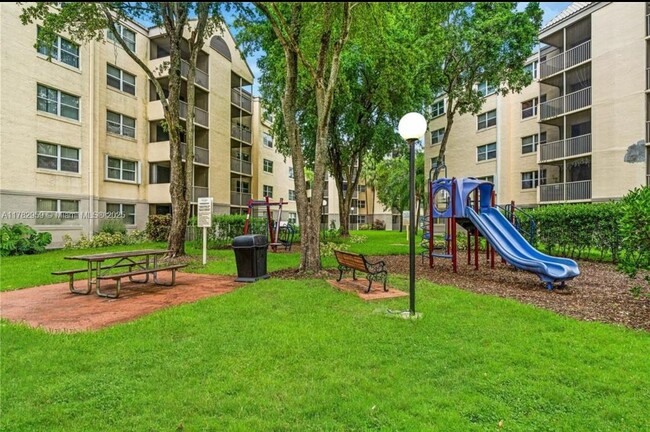 Foto del edificio - 8353 Lake Dr