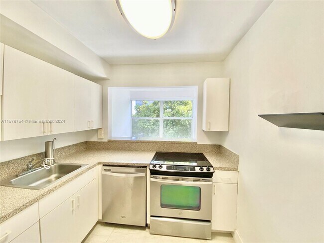 Foto del edificio - 17620 Atlantic Blvd