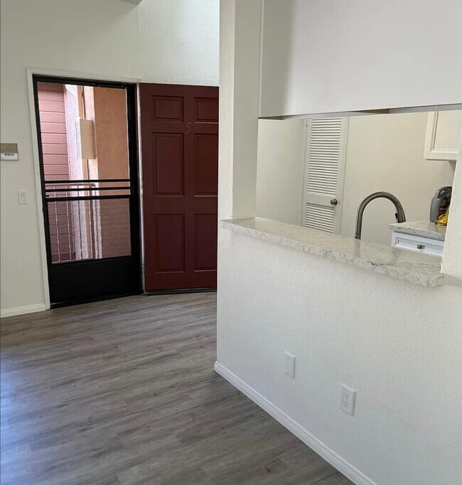 Puerta principal - 4368 Marlborough Ave