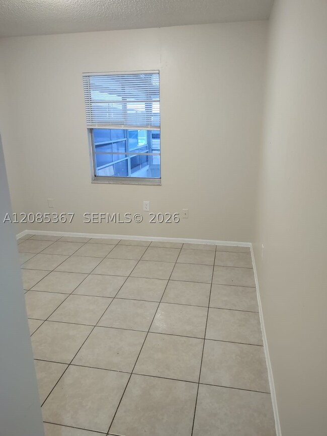 Building Photo - 13 Lake Villa Way