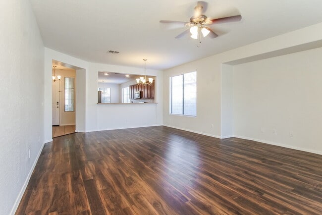 Foto del edificio - 15248 W Port Royale Ln