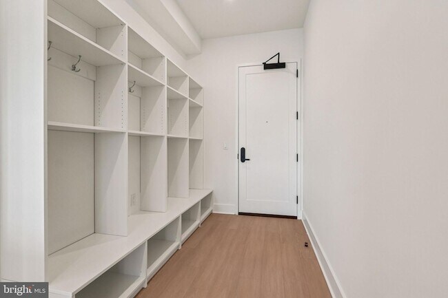 Foto del edificio - 30 W Allens Ln