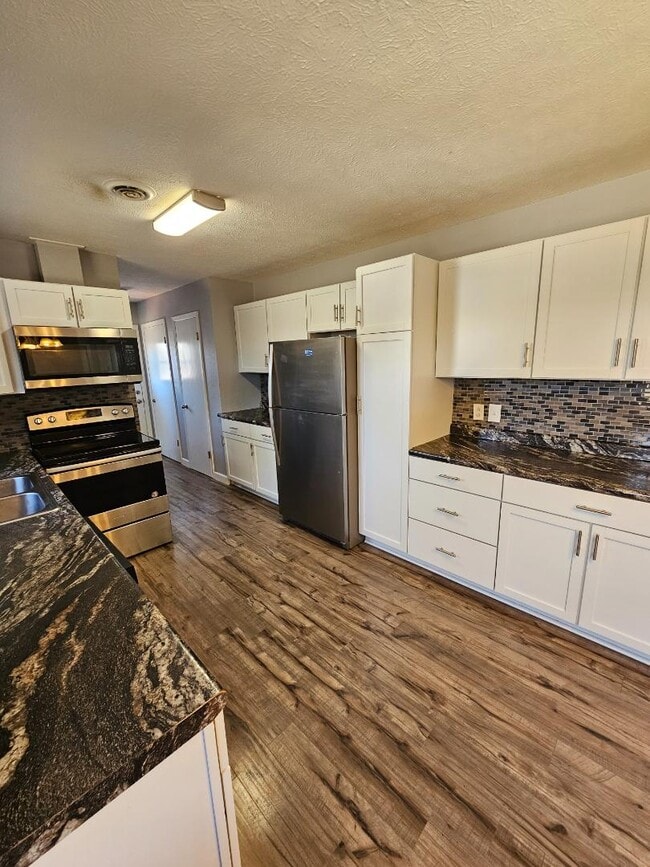 Building Photo - 808 W Sweet Ave