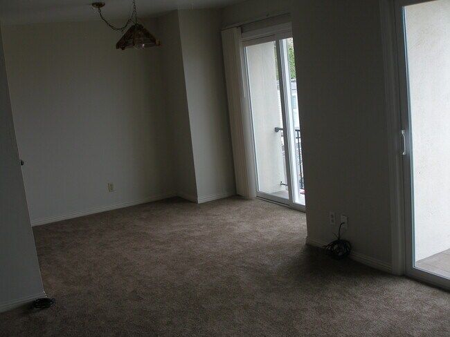 Fotografía del edificio - 141 Darby Pl