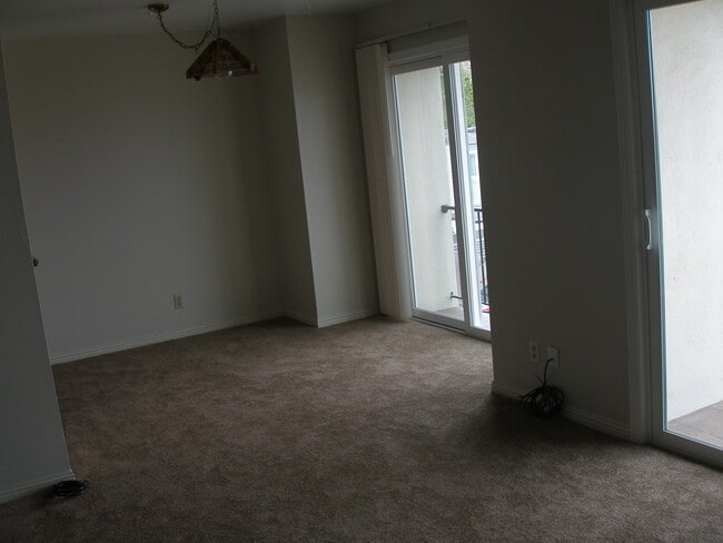 Dining area off kitchen - 141 Darby Pl