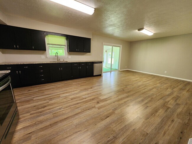 Foto del edificio - Spacious 3-Bedroom, 1-Bathroom Home AVAILABLE NOW!!
