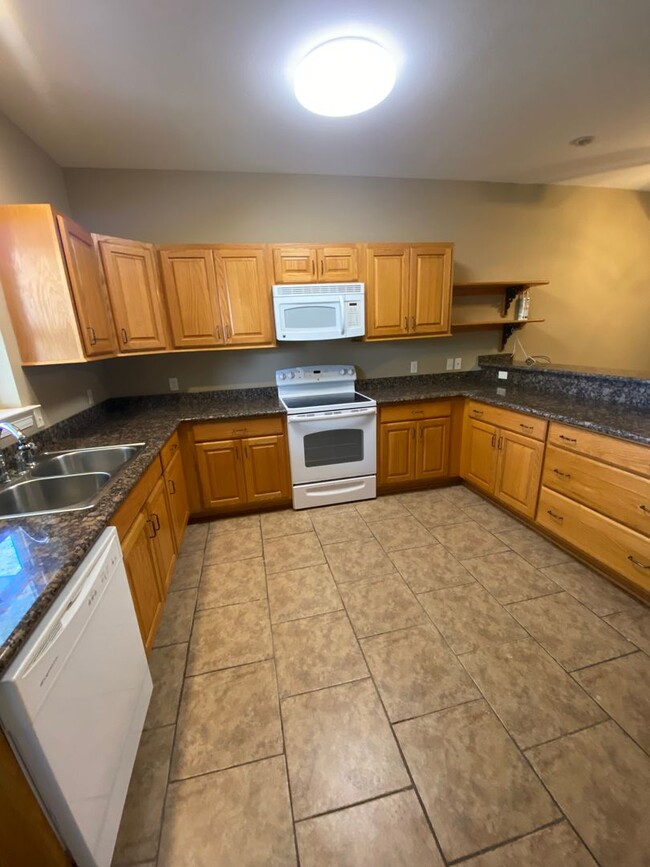 Building Photo - 200 Lakeview Dr