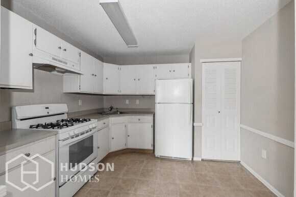 Building Photo - 19 Apache Ct