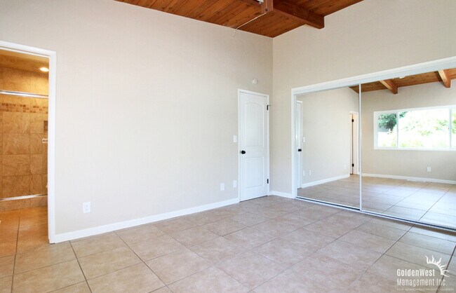 Building Photo - 2 Bdm 2 ba Home in Cardiff Walking Distanc...