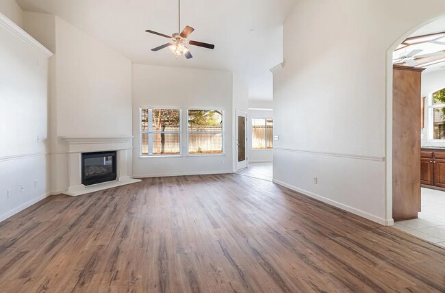 Foto del edificio - Immaculate Clovis Home! Stylish Updates + Prime Location!