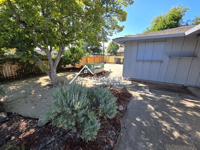 Building Photo - Easy access to everything just sout of Dow...