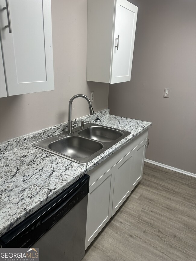 Building Photo - 1412 Pine Tree Trail