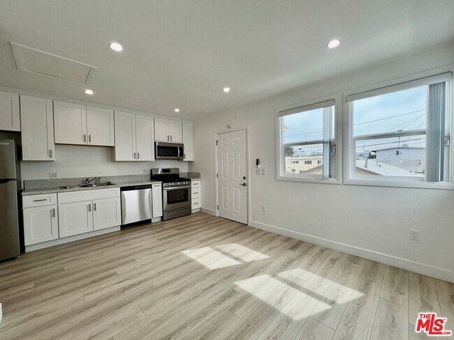 Foto del edificio - 1321 1/2 Normandie Ave