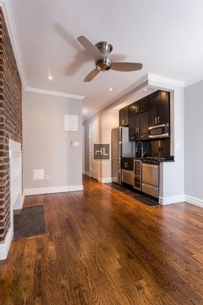 Building Photo - Mott Street