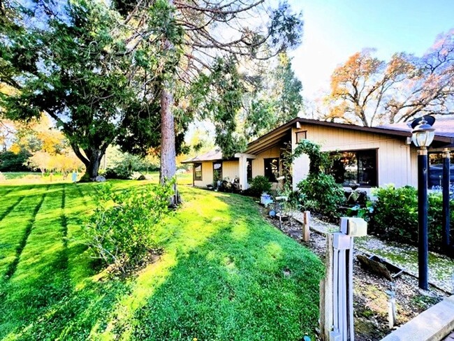Building Photo - Charming Ranch Style Home on Expansive 2.6...