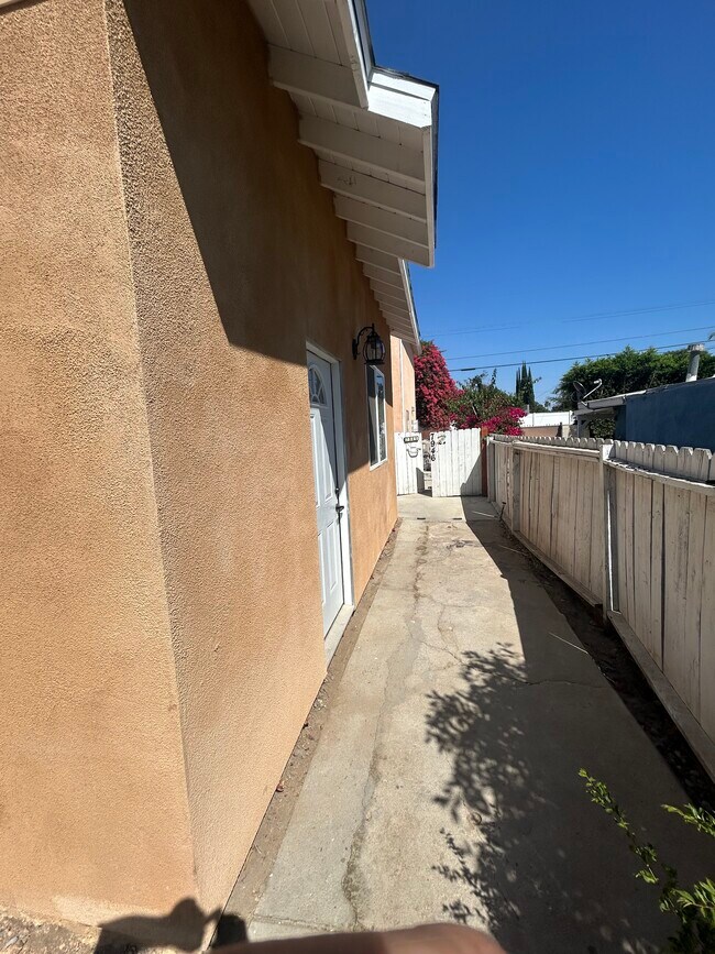 Foto del edificio - 7948 Aura Ave